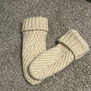 Cute Pistil mittens